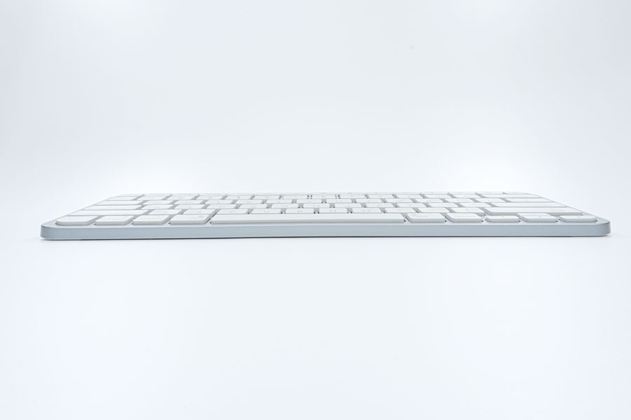 MX Keys Mini for Macを真正面、真横から見た画像
