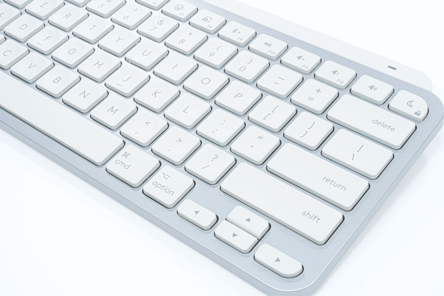 MX Keys Mini for Macを右斜め前から見たところ