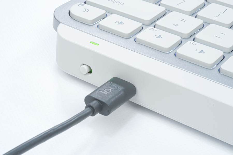 MX Keys Mini for MacのUSB-Cポートで充電している画像