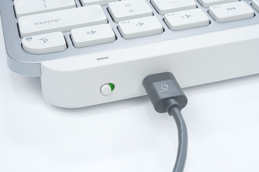MX Keys Mini for MacのUSB-Cポートで充電している画像