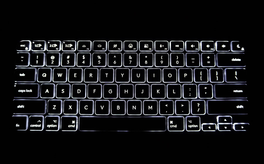 暗い部屋でMX Keys Mini for MacのバックライトをONにした画像
