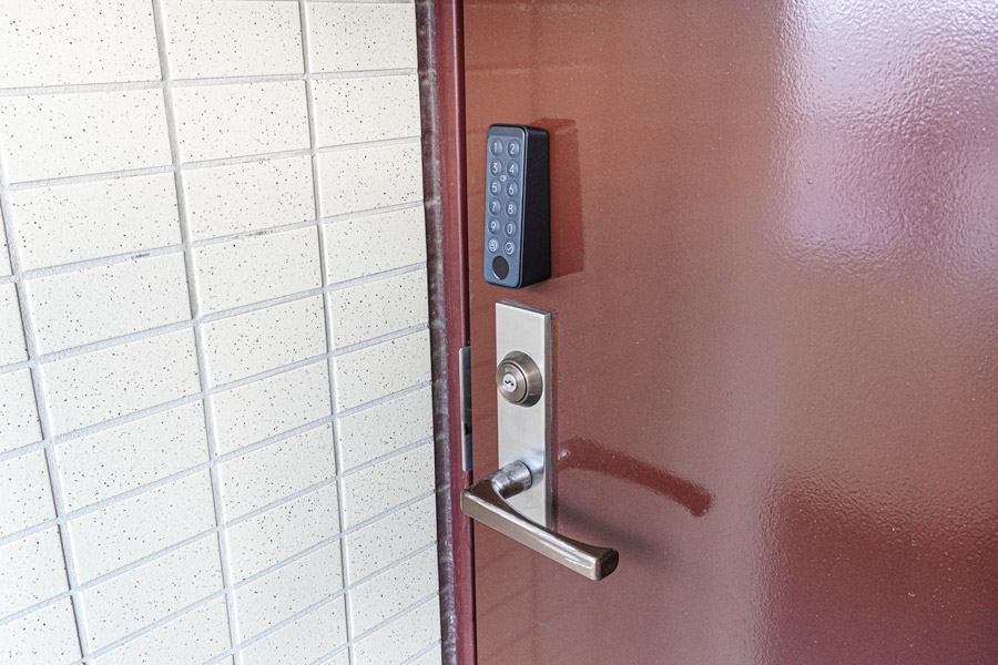 SwitchBotキーパッドタッチを取り付け後の玄関外側