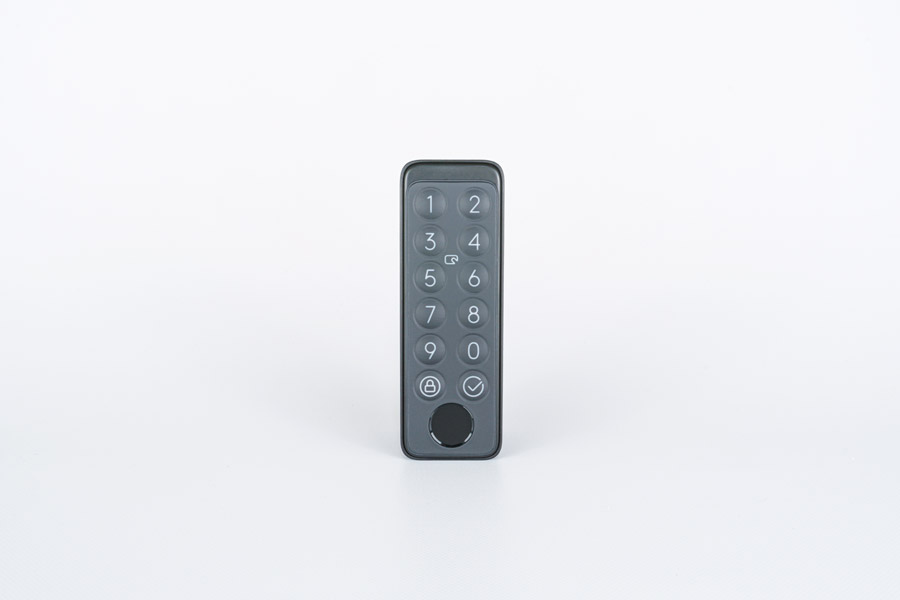 SwitchBotキーパッドタッチを正面からみた画像。テンキーや指紋センサーを備える。