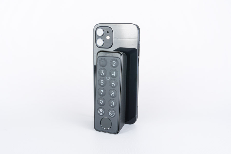 SwitchBotキーパッドタッチとiPhone 12のサイズ比較