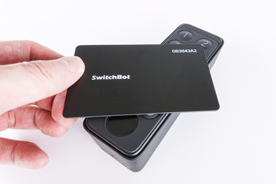 SwitchBotキーパッドタッチに専用NFCカードをかざしているところ