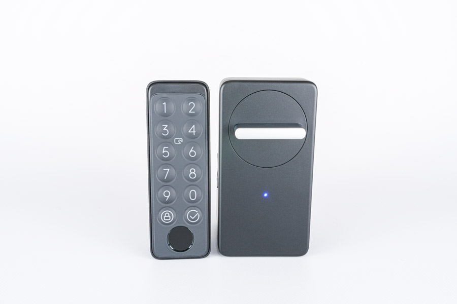 SwitchBotスマートロックとキーパッドタッチを並べて正面から撮影した画像