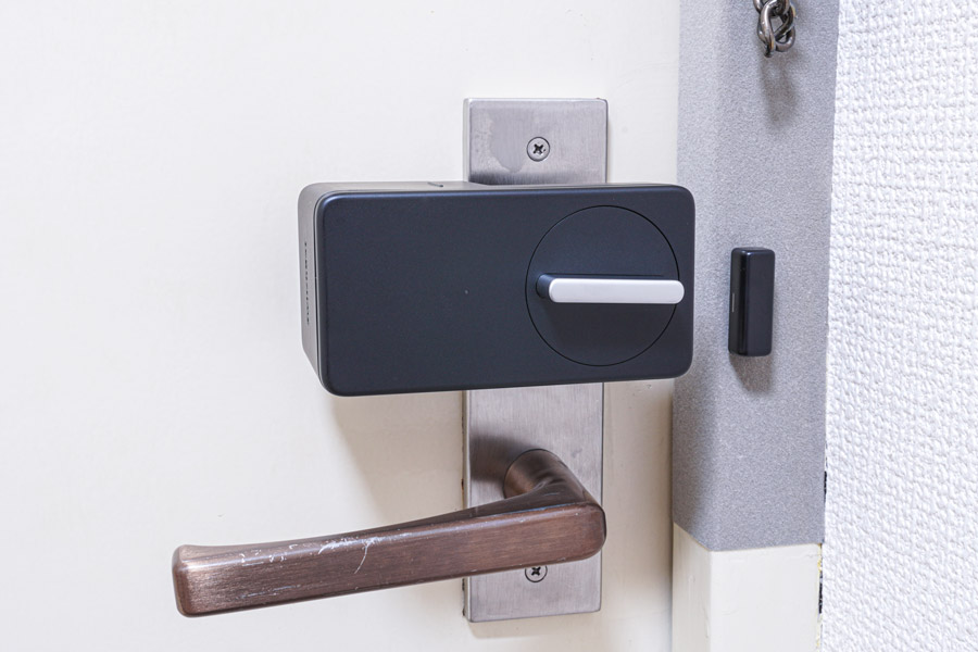 SwitchBotスマートロックを取り付けた玄関ドア内側の拡大画像
