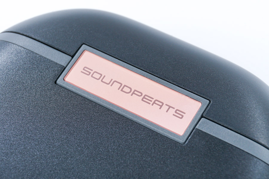 SOUNDPEATS Capsule3 Proのケース裏面ロゴアップ